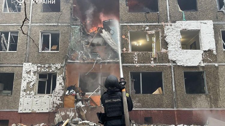 Nesta fotografia divulgada pelo Servi&ccedil;o de Emerg&ecirc;ncia da Ucr&acirc;nia em 25 de dezembro de 2025, um socorrista ucraniano apaga um inc&ecirc;ndio em um pr&eacute;dio residencial danificado ap&oacute;s um ataque de drone em Chernihiv, em meio &agrave; invas&atilde;o russa da Ucr&acirc;nia.. (Photo by Handout / UKRAINIAN EMERGENCY SERVICE / AFP) 