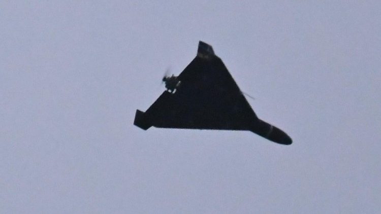 Uma fotografia tirada em 27 de dezembro de 2025 mostra um drone Shahed 136 (Geranium-2), de fabrica&ccedil;&atilde;o iraniana, usado pelo Ex&eacute;rcito Russo, sobrevoando Kiev durante um ataque russo com drones e m&iacute;sseis, em meio &agrave; invas&atilde;o russa da Ucr&acirc;nia. Diversas explos&otilde;es poderosas sacudiram Kiev em 27 de dezembro de 2025, enquanto as autoridades alertavam que a capital ucraniana estava sob amea&ccedil;a de ataque com m&iacute;sseis. (Foto de Sergei SUPINSKY / AFP)