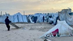 Sfollati al freddo nel campo profughi di Al-Mawasi, nel sud della Striscia di Gaza