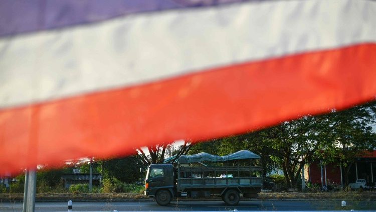 Thailandia, la bandiera nazionale sovrasta veicoli militari al confine con la Cambogia