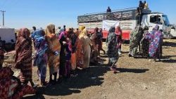 मानवीय सहायता की आशा में लाईन लगाये सूडान के लोग