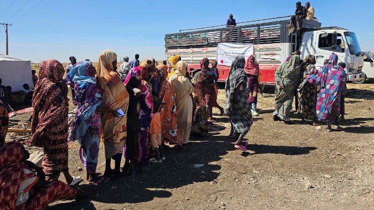 मानवीय सहायता की आशा में लाईन लगाये सूडान के लोग