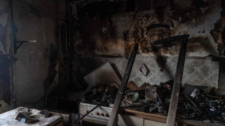 Esta fotografia mostra um c&ocirc;modo de um pr&eacute;dio residencial danificado ap&oacute;s um ataque em Odessa, em 31 de dezembro de 2025, durante a invas&atilde;o russa na Ucr&acirc;nia. Os ataques russos feriram seis pessoas em Odessa, incluindo tr&ecirc;s crian&ccedil;as, informou a administra&ccedil;&atilde;o militar da cidade ucraniana em 31 de dezembro de 2025. (Foto de Oleksandr Gimanov / AFP)