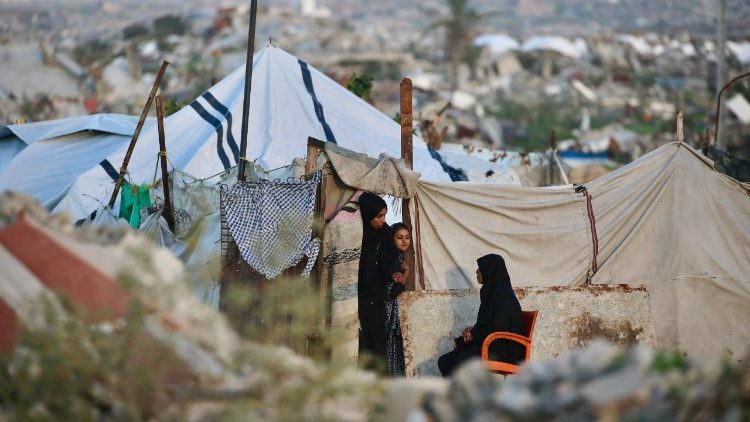 Tiendas de campaña que albergan a personas desplazadas en el campamento de Nuseirat, en el centro de la Franja de Gaza (AFP)