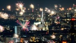 Feuerwerk über den Dächern von Wien, Österreich, zur Begrüßung des neuen Jahres 2026