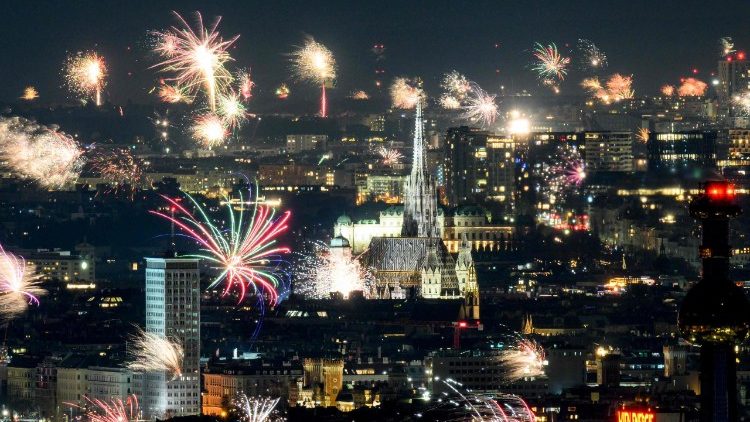Feuerwerk über den Dächern von Wien, Österreich, zur Begrüßung des neuen Jahres 2026