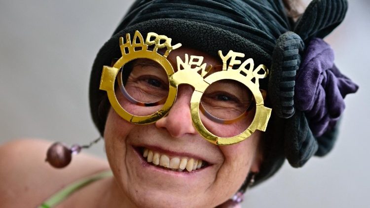 Ein Mitglied des Winterbadevereins „Berliner Seehunde“ am 1. Januar 2026 beim traditionellen Neujahrsbad des Vereins am Oranke-See in Berlin (Foto: Tobias SCHWARZ / AFP)