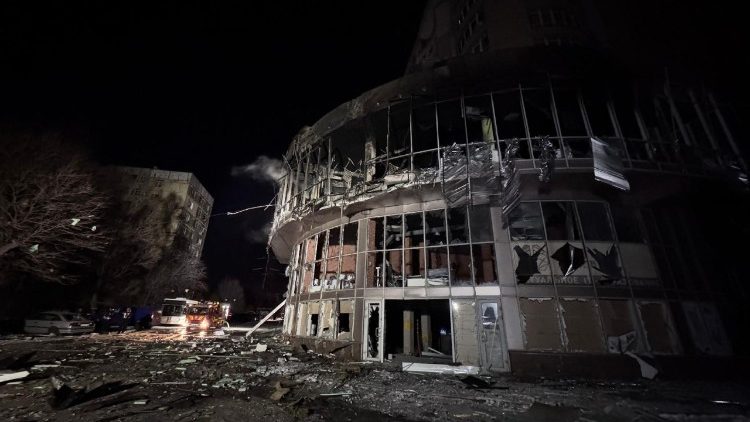 Esta fotografia mostra um edif&iacute;cio residencial danificado ap&oacute;s um ataque de drone russo em Zaporizhzhia, em 2 de janeiro de 2026, durante a invas&atilde;o russa da Ucr&acirc;nia. (Foto de Darya Nazarova / AFP)