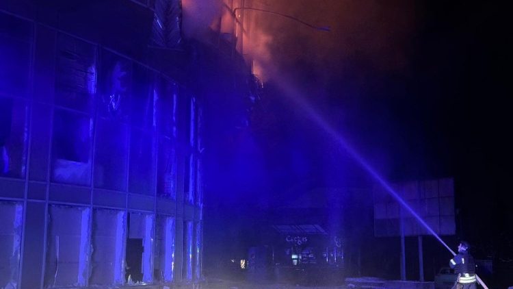 Bombeiros combatem um inc&ecirc;ndio em um pr&eacute;dio residencial ap&oacute;s um ataque de drone russo em Zaporizhzhia, em 2 de janeiro de 2026, em meio &agrave; invas&atilde;o russa da Ucr&acirc;nia. (Foto de Darya Nazarova / AFP)