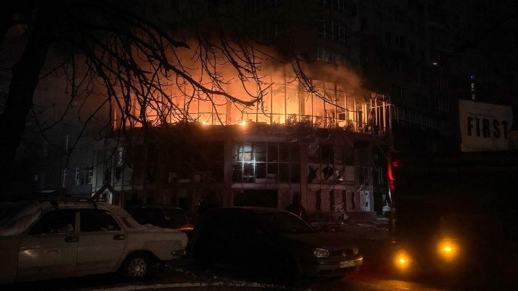 Esta fotografia mostra um pr&eacute;dio residencial danificado e em chamas ap&oacute;s um ataque de drone russo em Zaporizhzhia, em 2 de janeiro de 2026, durante a invas&atilde;o russa da Ucr&acirc;nia. (Foto de Darya Nazarova / AFP)