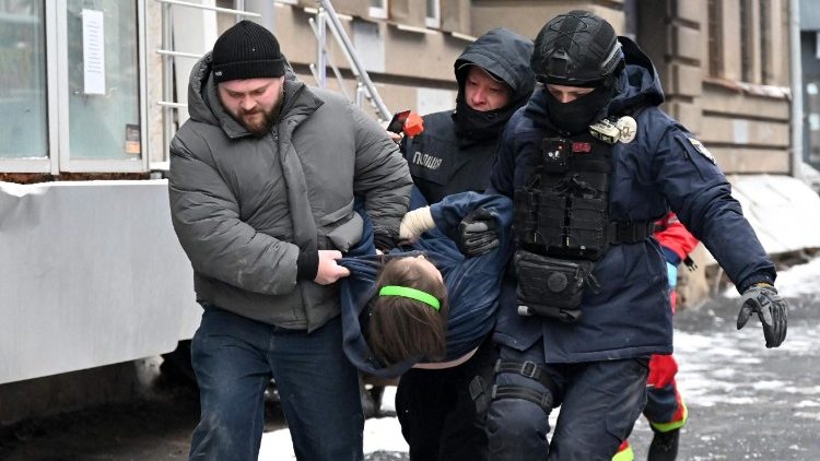 Socorristas e um policial carregam uma mulher ferida ap&oacute;s um ataque a&eacute;reo russo em Kharkiv, em 2 de janeiro de 2026, durante a invas&atilde;o russa da Ucr&acirc;nia. (Foto de SERGEY BOBOK / AFP)