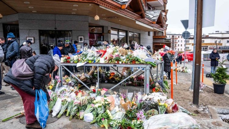 火災現場の近くに捧げられた花　2026年1月2日　スイス、クラン・モンタナ