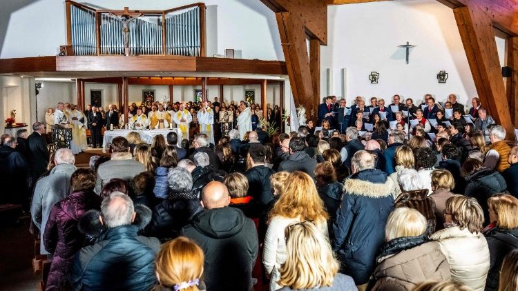La celebrazione a Crans-Montana in memoria delle vittime del rogo di Capodanno
