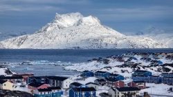 Uma vista panorâmica de Nuuk, capital da Groenlândia, com a montanha Sermitsiaq ao fundo (AFP or licensors)