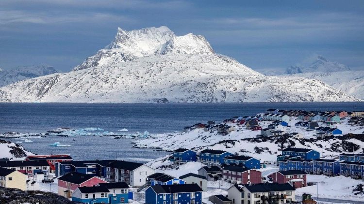 Uma vista panorâmica de Nuuk, capital da Groenlândia, com a montanha Sermitsiaq ao fundo (AFP or licensors)