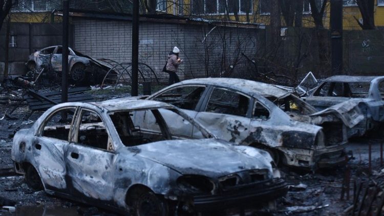 Weihnachtsgr&uuml;&szlig;e aus Moskau: Von Drohnen zerst&ouml;rte Autos im ukrainischen Dnipro am Mittwoch