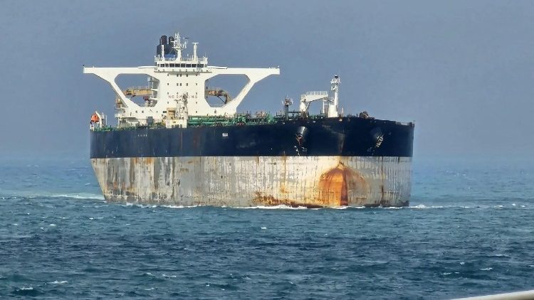 O petroleiro Marinera fotografado no mar, no Estreito de Cingapura, em março de 2025 (AFP or licensors)
