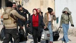 Aleppo, civili in fuga dalle aree di combattimento