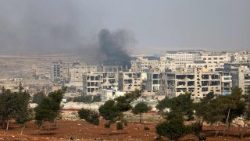 Rauch steigt über den kurdischen Vierteln Scheich Maksud und Ashrafiyeh von Aleppo auf