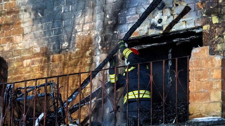 Um socorrista ucraniano trabalha para extinguir um inc&ecirc;ndio em um pr&eacute;dio residencial gravemente danificado ap&oacute;s ataques de drones e m&iacute;sseis russos em Kiev, na madrugada de 9 de janeiro de 2026, em meio &agrave; invas&atilde;o russa da Ucr&acirc;nia. (Foto de Serhii Okunev / AFP)