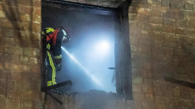 Equipes de resgate ucranianas trabalham para extinguir um inc&ecirc;ndio em um pr&eacute;dio residencial gravemente danificado ap&oacute;s ataques de drones e m&iacute;sseis russos em Kiev, na madrugada de 9 de janeiro de 2026, em meio &agrave; invas&atilde;o russa da Ucr&acirc;nia. (Foto de Serhii Okunev / AFP)