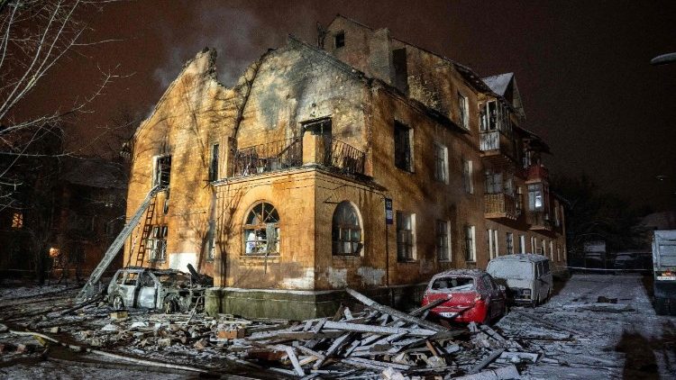 Esta fotografia mostra um edif&iacute;cio residencial gravemente danificado ap&oacute;s ataques de drones e m&iacute;sseis russos em Kiev, no in&iacute;cio da manh&atilde; de 9 de janeiro de 2026, em meio &agrave; invas&atilde;o russa da Ucr&acirc;nia. (Foto de Serhii Okunev / AFP)