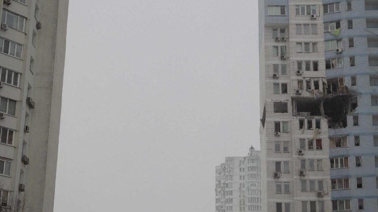 Esta fotografia mostra um pr&eacute;dio residencial danificado ap&oacute;s um ataque russo em Kiev, na madrugada de 9 de janeiro de 2026, em meio &agrave; invas&atilde;o russa da Ucr&acirc;nia. A R&uacute;ssia lan&ccedil;ou um ataque massivo contra a capital ucraniana, incendiando pr&eacute;dios de apartamentos e matando pelo menos quatro pessoas, informou a pol&iacute;cia de Kiev em 9 de janeiro de 2026, ap&oacute;s Moscou rejeitar o mais recente plano de paz p&oacute;s-guerra. (Foto de Tetiana DZHAFAROVA / AFP)