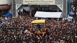 Katholische Gläubige drängeln sich, um die Glasabdeckung eines Wagens zu berühren, auf dem das Bildnis von Jesus Nazareno, auch bekannt als Jesus von Nazareth, während der jährlichen religiösen Prozession in Manila am 9. Januar 2026 zu sehen ist (Foto: Ted ALJIBE / AFP)