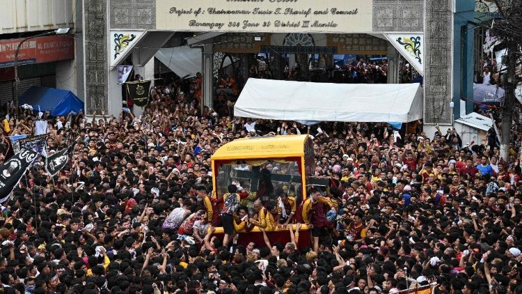 Katholische Gläubige drängeln sich, um die Glasabdeckung eines Wagens zu berühren, auf dem das Bildnis von Jesus Nazareno, auch bekannt als Jesus von Nazareth, während der jährlichen religiösen Prozession in Manila am 9. Januar 2026 zu sehen ist (Foto: Ted ALJIBE / AFP)