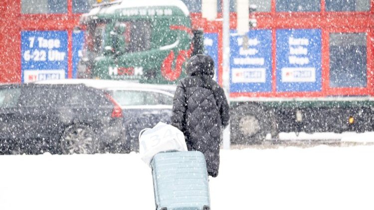  Eine Frau zieht ihren Trolley durch den Schnee in Wien, Österreich, am 9. Januar 2026 - Agenturbild