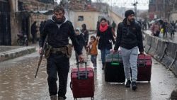 സിറിയൻ സായുധസേനയുടെ നിർദ്ദേശപ്രകാരം അലെപ്പോയിൽനിന്ന് ഒഴിഞ്ഞുപോകുന്ന ജനം