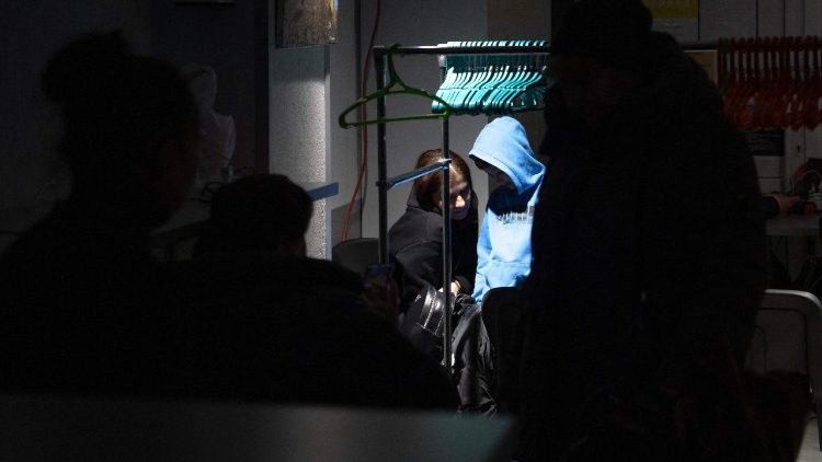 Moradores locais se re&uacute;nem no Ponto de Invencibilidade em Kiev, em 9 de janeiro de 2026, onde podem carregar seus dispositivos e se aquecer, ap&oacute;s ataques russos com m&iacute;sseis e drones &agrave; infraestrutura energ&eacute;tica ucraniana em meio &agrave; invas&atilde;o russa da Ucr&acirc;nia. Os cortes generalizados no fornecimento de aquecimento, causados ​​pelos ataques russos a Kiev, devem durar at&eacute; o fim de semana, e o prefeito da capital pediu aos moradores que deixem a cidade temporariamente, j&aacute; que as temperaturas abaixo de zero devem cair ainda mais. (Foto de Andrew Kravchenko / AFP)