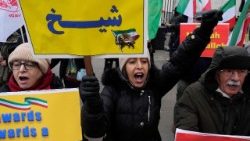 Manifestanti a Londra in sostegno delle proteste anti-governative in Iran