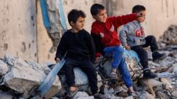 गज़ा में मलबे में बैठे बच्चे
