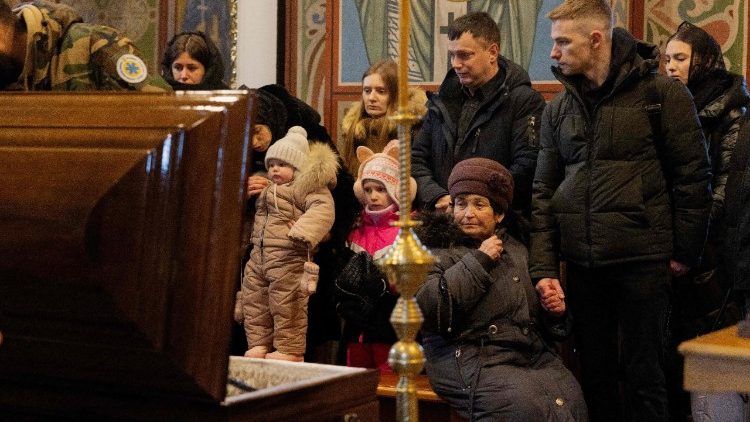 Familiares, amigos e outras pessoas lamentam junto ao caix&atilde;o de Sergiy Smolyak, um param&eacute;dico que morreu em consequ&ecirc;ncia de repetidos ataques russos, durante a cerim&ocirc;nia f&uacute;nebre no Mosteiro de S&atilde;o Miguel das C&uacute;pulas Douradas, em Kiev, na madrugada de 12 de janeiro de 2026, em meio &agrave; invas&atilde;o russa da Ucr&acirc;nia. (Foto de Tetiana DZHAFAROVA / AFP)