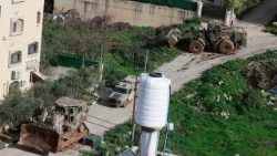 Bulldozer israeliani in azione vicino al campo profughi palestinese di Nur Shams in Cisgiordania