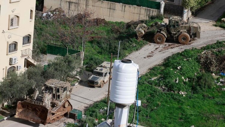 Bulldozer israeliani in azione vicino al campo profughi palestinese di Nur Shams in Cisgiordania