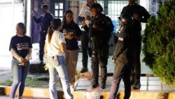 Famiglie di detenuti politici che attendono il rilascio fuori dalle carceri 