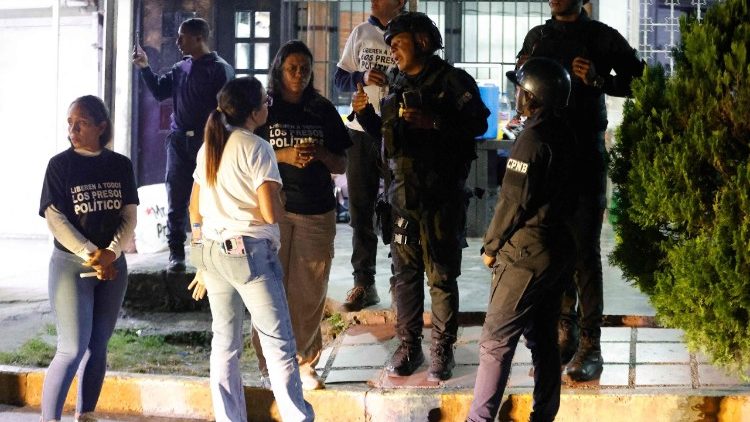 Famiglie di detenuti politici che attendono il rilascio fuori dalle carceri 