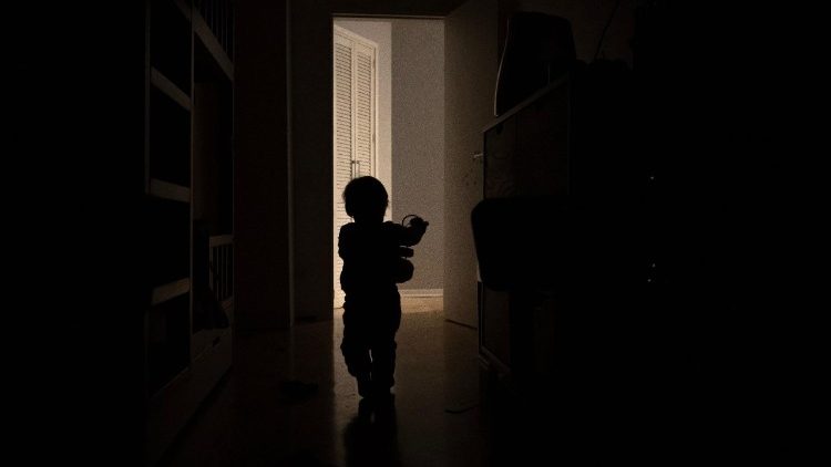 A filha de dois anos dos moradores locais Stas e Kateryna brinca durante um apag&atilde;o no apartamento da fam&iacute;lia em Kiev, em 13 de janeiro de 2026, em meio &agrave; invas&atilde;o russa da Ucr&acirc;nia. (Foto de Andrew Kravchenko / AFP)