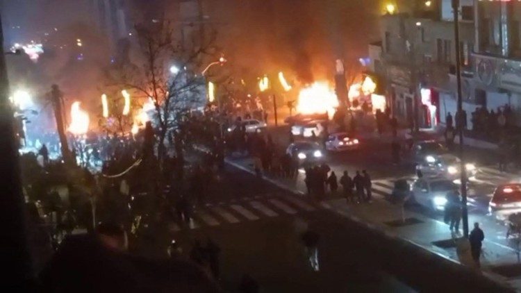 Alcune auto incendiate durante una protesta in piazza Saadat Abad a Teheran