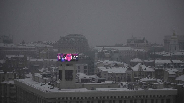 Esta fotografia mostra um tel&atilde;o em um pr&eacute;dio exibindo uma temperatura de -14 graus Celsius em Kiev, em 14 de janeiro de 2026, durante a invas&atilde;o russa da Ucr&acirc;nia. (Foto de Sergei Gapon / AFP)