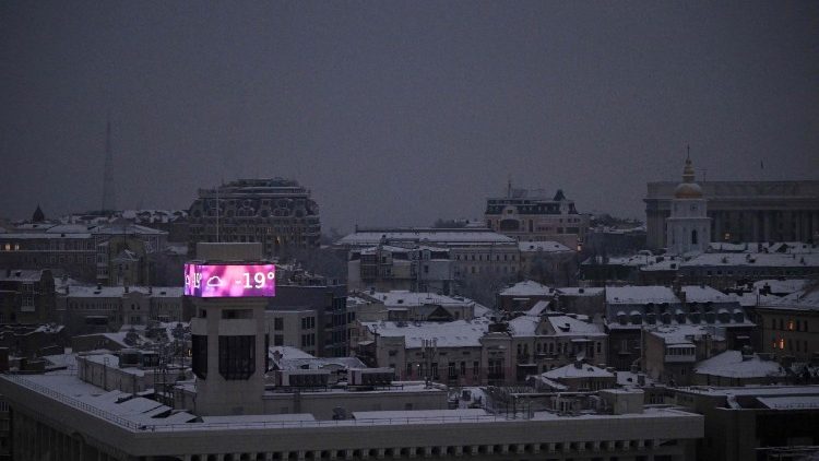 Табло ў цэнтры Кіева фіксуе студзеньскі мароз у -19 на фоне надзвычайнага становішча ў энергетыцы з прычыны расійскіх удараў па энергетычнай інфраструктуры