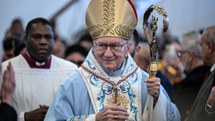 திருப்பலிக்குத் தலைமையேற்கும் கர்தினால் பியத்ரோ பரோலின்