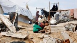 Bambini palestinesi sfollati nel campo profughi di Jabalia nella Striscia di Gaza