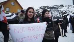 Un'immagine delle proteste a Nuuk contro l'acquisizione Usa della Groenlandia