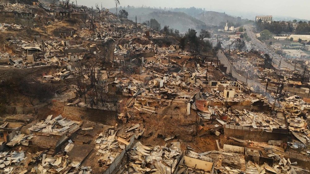 Vista aérea dos restos carbonizados de casas destruídas após um incêndio florestal em Concepción, Chile, em 18 de janeiro de 2026. O presidente chileno, Gabriel Boric, declarou estado de emergência em 18 de janeiro para duas regiões do sul do país, onde incêndios florestais devastadores forçaram cerca de 20.000 pessoas a evacuarem suas casas. (Foto de Raul Bravo / AFP)