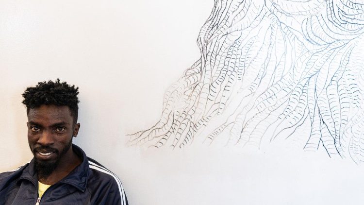 Ein Migrant an Bord eines Rettungsschiffs vor der Küste Libyens - Aufnahme vom 17. Januar