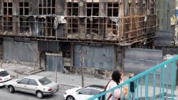 Un edificio incendiato durante le proteste a Teheran