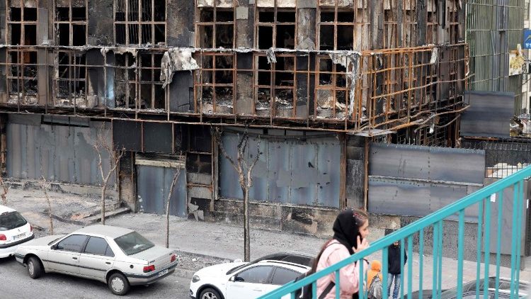 Un edificio incendiato durante le proteste a Teheran